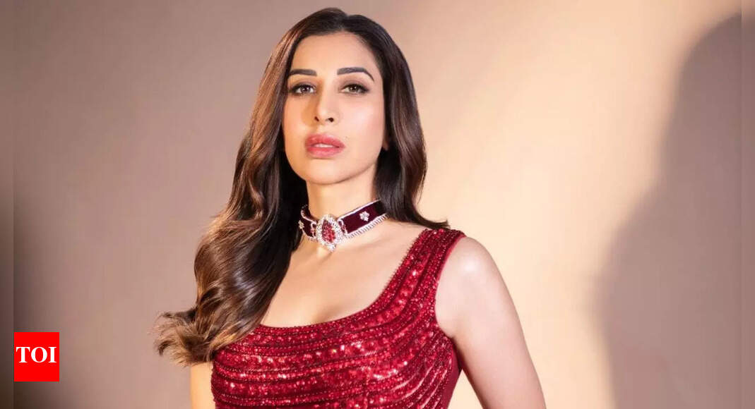 Sophie Choudry recalls being visibly shaken after man flashed her in broad daylight in Bandra: ‘He literally unzipped’ | Hindi Movie News