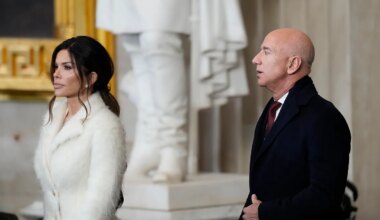 Jeff Bezos coldly ignores kiss from his wife Lauren Sanchez leaving her lost in front of photographers - MARCA