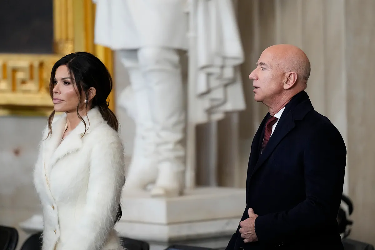 Jeff Bezos coldly ignores kiss from his wife Lauren Sanchez leaving her lost in front of photographers - MARCA