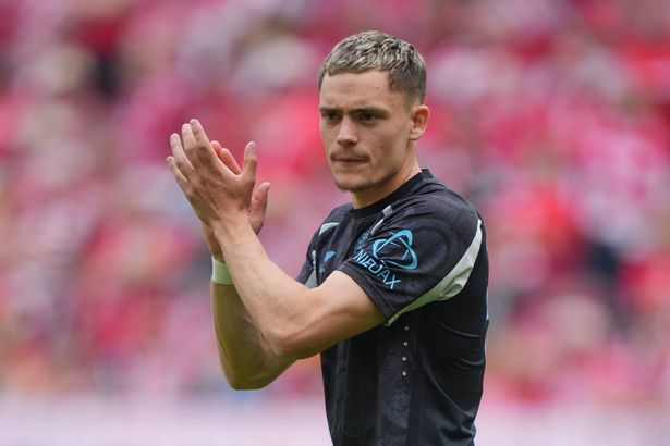 MAINZ, GERMANY - MAY 17: Florian Wirtz of Bayer 04 Leverkusen applauds during the Bundesliga match between 1. FSV Mainz 05 and Bayer 04 Leverkusen at MEWA Arena on May 17, 2025 in Mainz, Germany. (Photo by Pau Barrena/Getty Images)