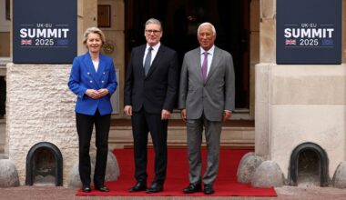 Britain's Prime Minister Keir Starmer poses with European Commission President Ursula von der Leyen and European Council President Antonio Costa as they arrive to attend the UK-EU Summit at Lancaster House in London on May 19, 2025. HENRY NICHOLLS/Pool via REUTERS