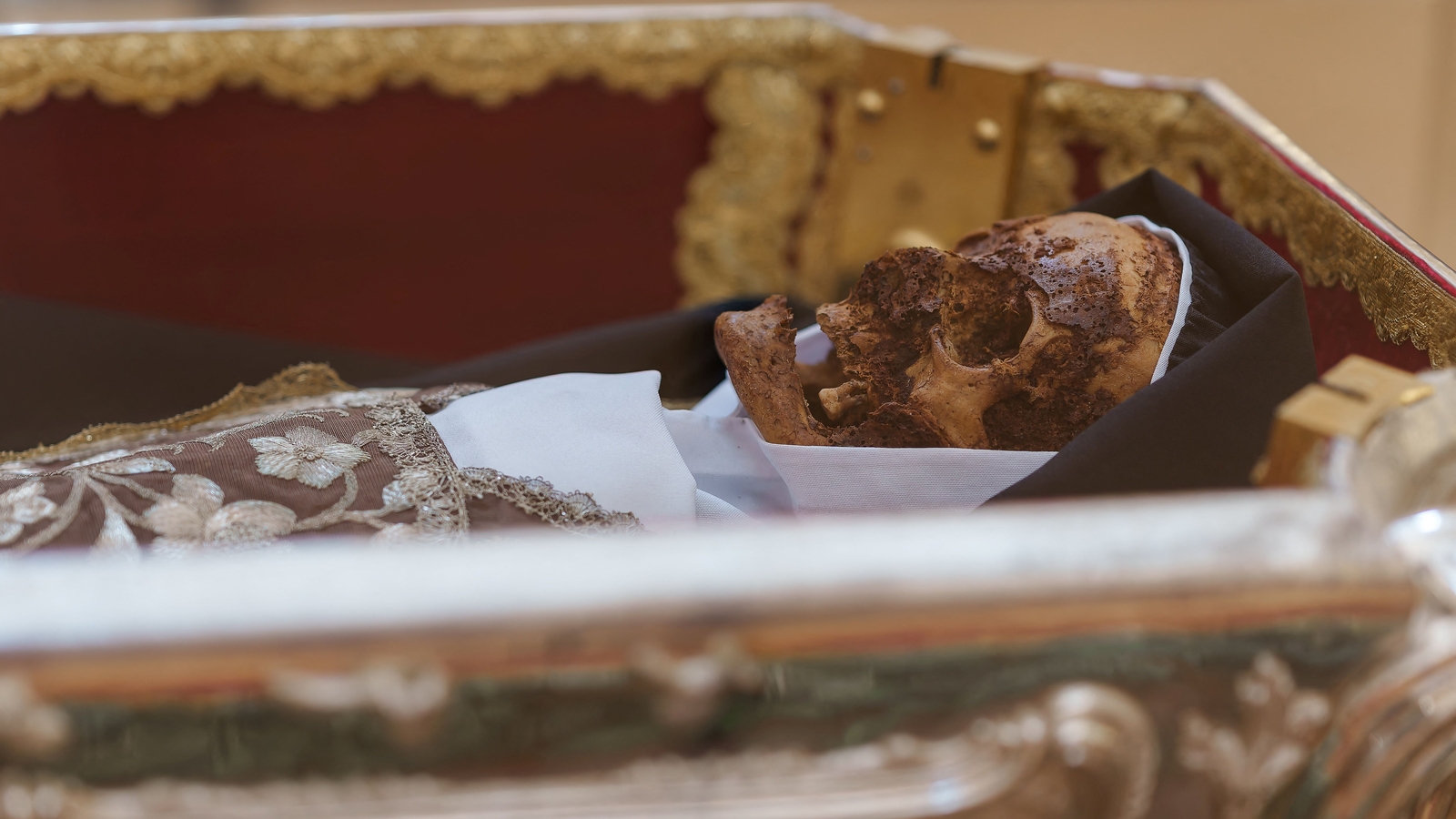 This saint died 440 years ago. Now, thousands are lining up in Spain to see her body | Trending