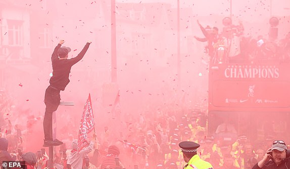 epa12137559 Liverpool fans line the streets during the team's victory parade in Liverpool, Great Britain, 26 May 2025. Liverpool are celebrating the club's 20th English league title win with an open top bus parade.  EPA/ADAM VAUGHAN