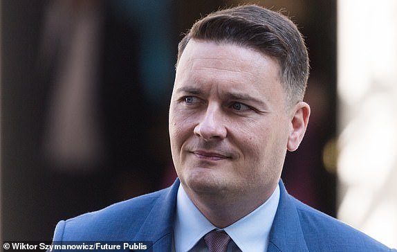 LONDON, UNITED KINGDOM - MAY 20, 2025: Secretary of State for Health and Social Care Wes Streeting leaves 10 Downing Street after attending the weekly Cabinet meeting in London, United Kingdom on May 20, 2025. (Photo credit should read Wiktor Szymanowicz/Future Publishing via Getty Images)