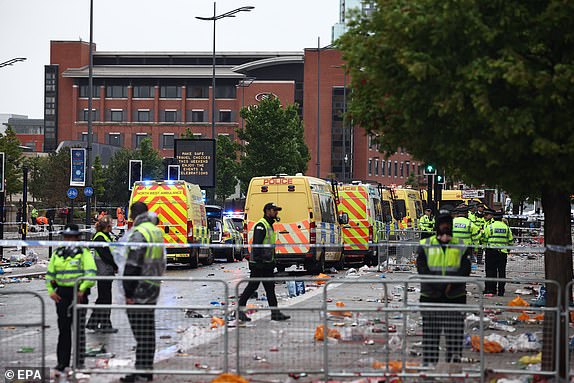 epaselect epa12137424 The scene where a car collided with Liverpool supporters during the trophy parade in Liverpool city centre, Britain, 26 May 2025. A man has been detained after the collision with a number of pedestrians during Liverpool FC's victory parade, Merseyside Police said.  EPA/ADAM VAUGHAN