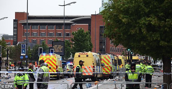 epaselect epa12137424 The scene where a car collided with Liverpool supporters during the trophy parade in Liverpool city centre, Britain, 26 May 2025. A man has been detained after the collision with a number of pedestrians during Liverpool FC's victory parade, Merseyside Police said.  EPA/ADAM VAUGHAN