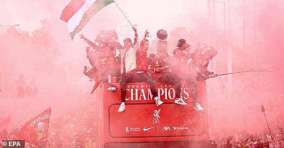 epa12137492 Liverpool Dominik Szoboszlai of Hungary waves the Hungarian flag atop the bus during the team's victory parade in Liverpool, Great Britain, 26 May 2025. Liverpool are celebrating the club's 20th English league title win with an open top bus parade.  EPA/ADAM VAUGHAN