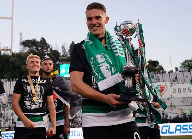 Goal scorer Viktor Gyokeres of Sporting CP celebrates with the trophy after winning the Portuguese Cup Final at the end of the Portuguese Cup 2024/2025 - Final match between SL Benfica and Sporting CP at Estadio Nacional on May 25, 2025 in Oeiras, Portugal