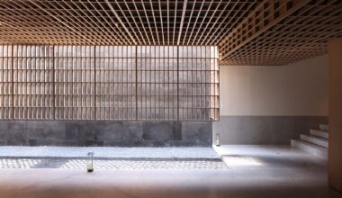 Sunlight Courtyard, Entrance Lobby of Aranya / SHISUO design office