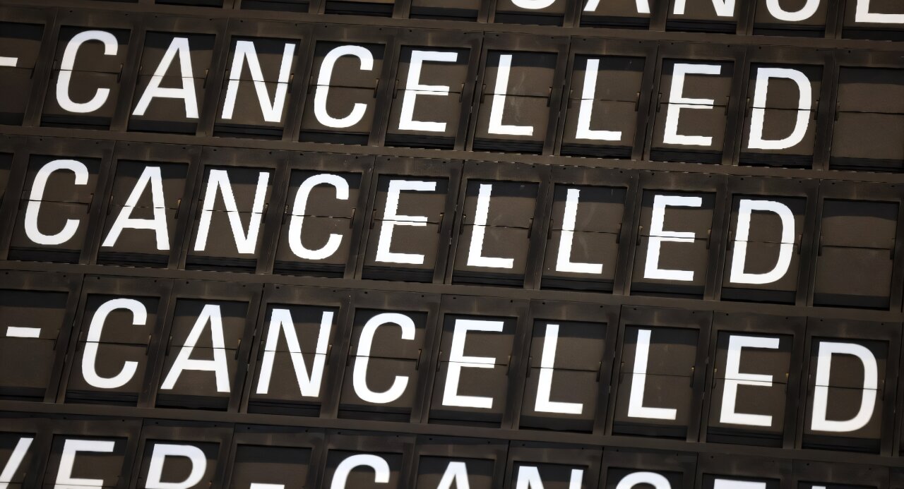 Longer flight delays without compensation? EU plan divides