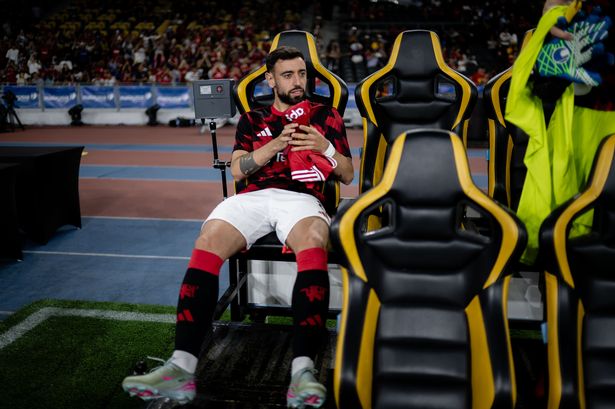 Bruno Fernandes sat down in the dugout. 