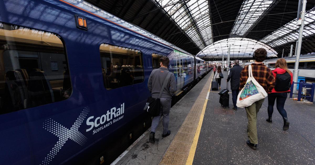 Glasgow ScotRail line closed due to possible defect