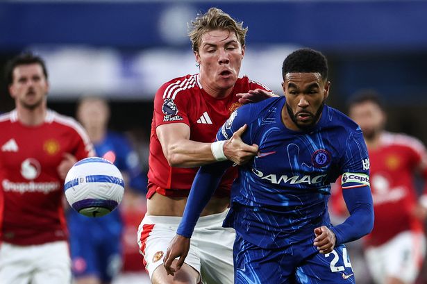 Manchester United forward Rasmus Hojlund (L)