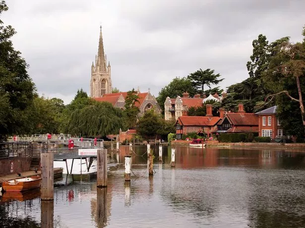 Marlow Lock and Weir on the Thames River. Image taken at Marlow, Buckinghamshire, England, UK.
