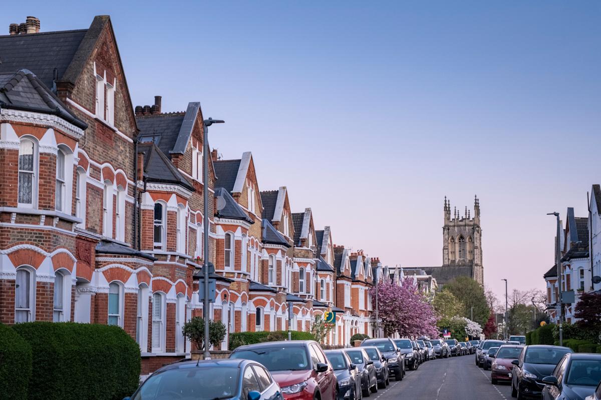 UK house prices rise for the first time since January