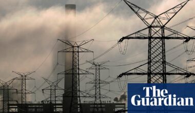 Australia’s emissions up slightly in 2024 as Labor faces heat over ‘climate-wrecking’ gas project | Gas
