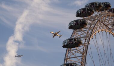 London Eye 'breaks down' on hottest day of the year leaving people trapped in pods - London Evening Standard
