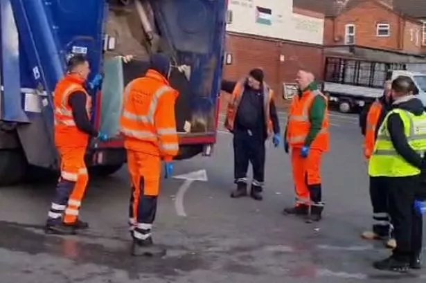 Sparkbrook Islamic Centre (UKIM Sparkbrook Islamic Centre and Masjid) has been praised for helping crews from the council's mobile waste unit keep traffic moving, 2,000 residents with their bin bags and prevent fly-tipping