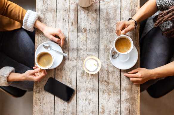 Meeting up with a friend for coffee at the weekend is a good opportunity to forget about work.