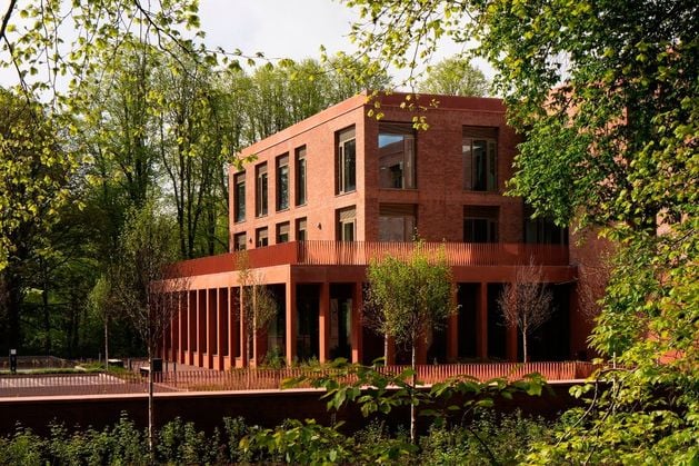 New QUB business hub building wins top NI architecture award