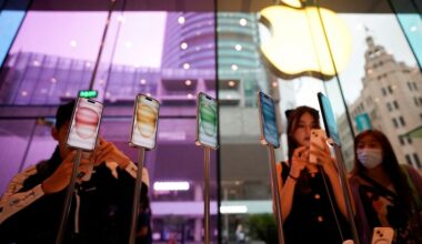 China's March shipments of foreign-branded cellphones drop almost 50%