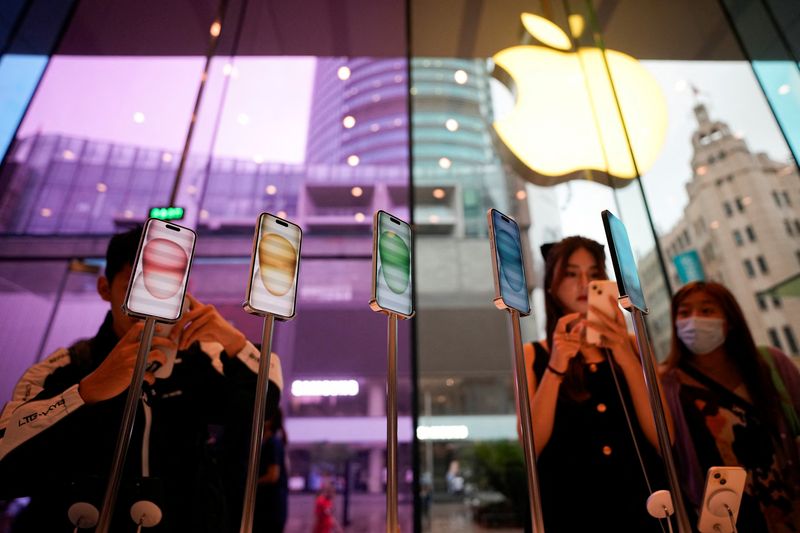 China's March shipments of foreign-branded cellphones drop almost 50%