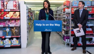 Alberta paid more than six times usual price for pain medications in $70-million import deal, according to government briefing note