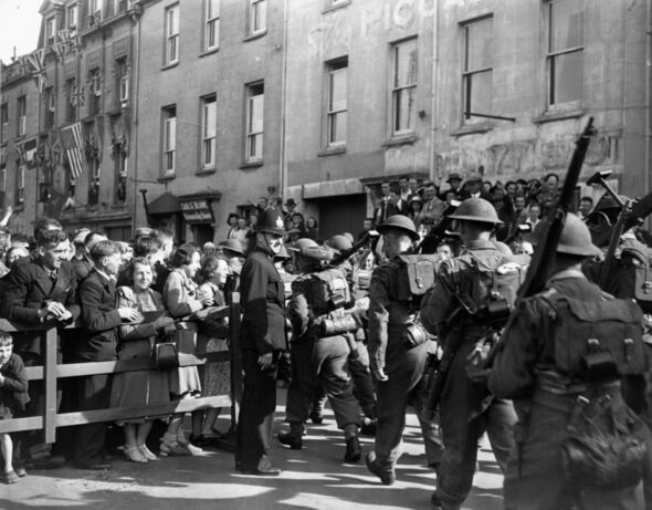 Crowds welcome British troops to Jersey