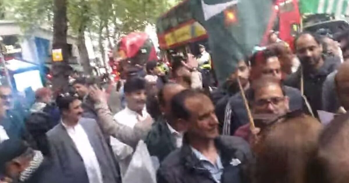 India-Pakistan protest: Protestors descend on Indian Embassy in London - Daily Express