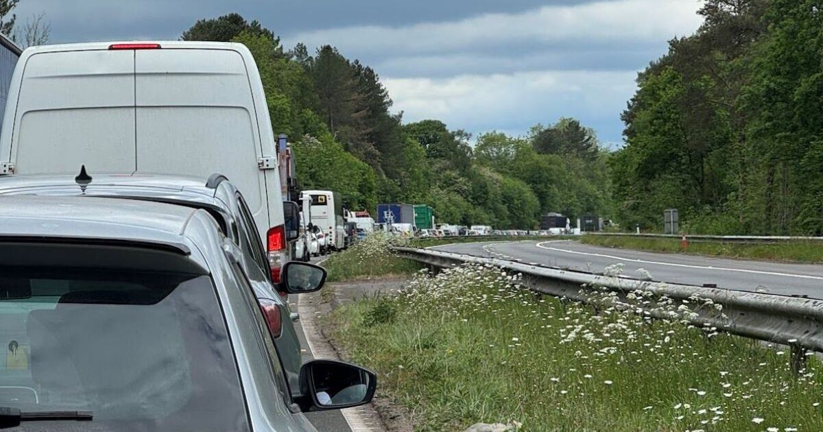 M4 traffic LIVE: Major crash closes entire motorway as police beg driv | UK | News