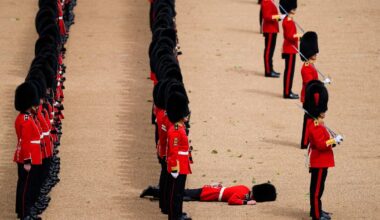 Moment Buckingham Palace guard collapes and has to be carried away in stretcher | Royal | News