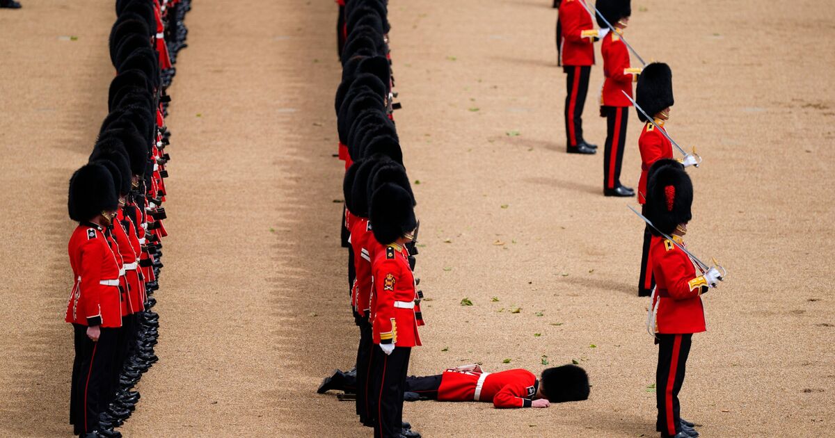 Moment Buckingham Palace guard collapes and has to be carried away in stretcher | Royal | News