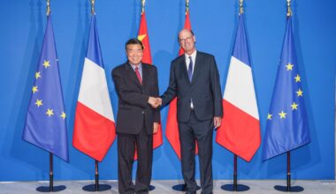China ready to work with France to safeguard open, cooperative intl economic, trade environment: vice-premier