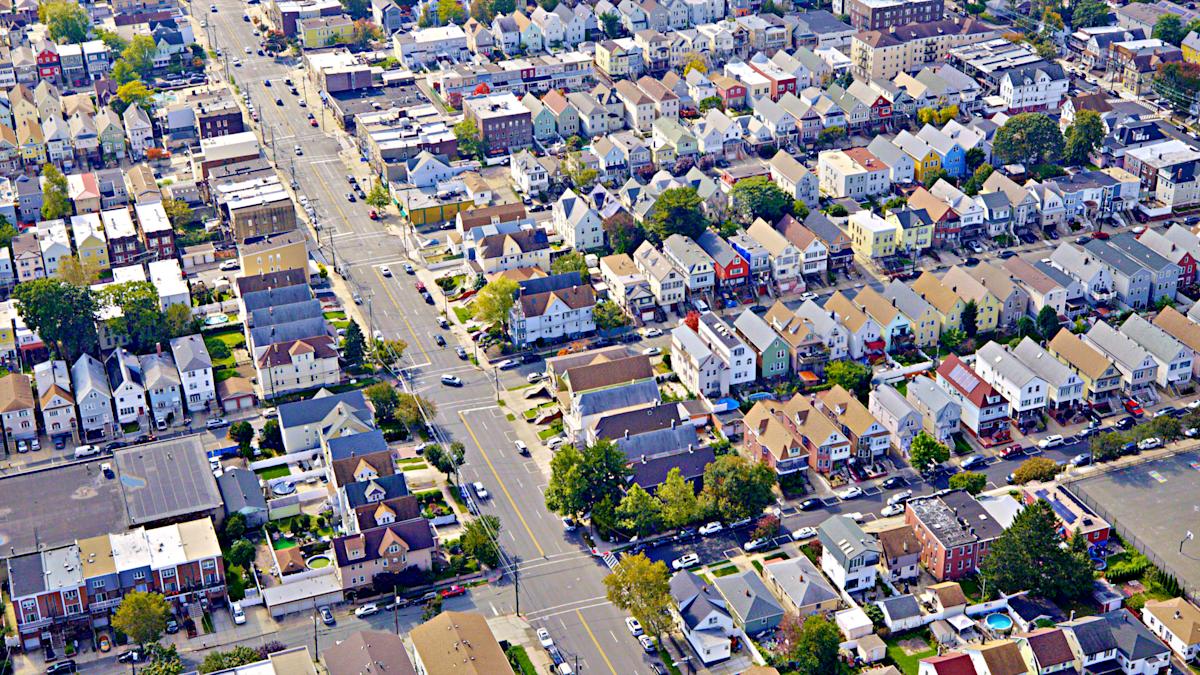 More economists think home prices will fall this year