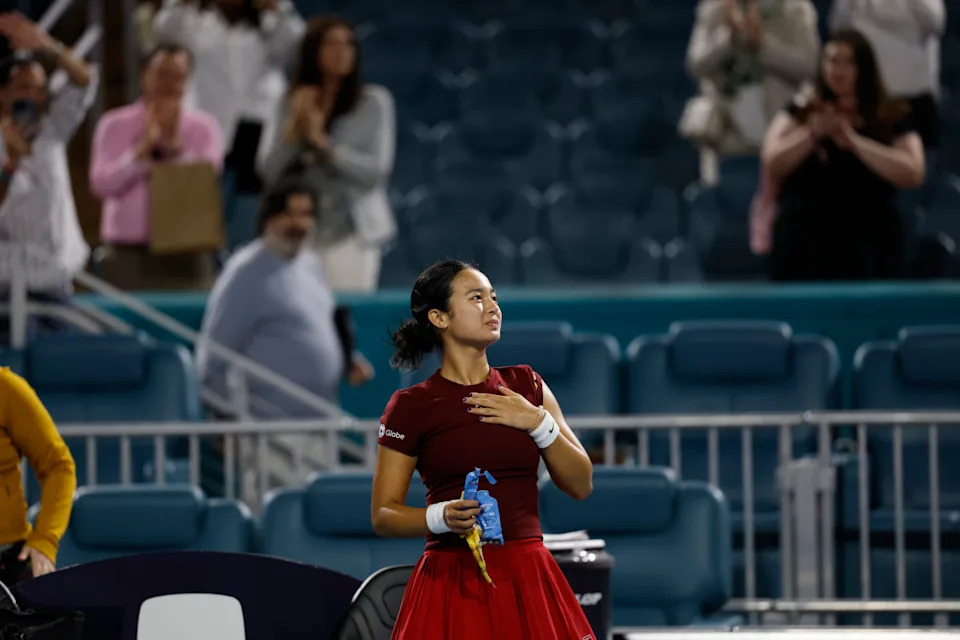 Alexandra Eala (PHL) acknowledges fans after her match against Jessica Pegula© Geoff Burke-Imagn Images
