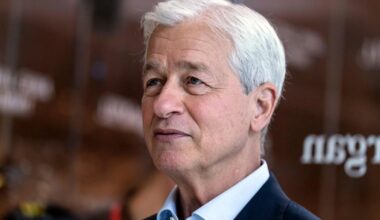 Dimon Warns of US Stagflation Risk, Says Fed Right to Hold