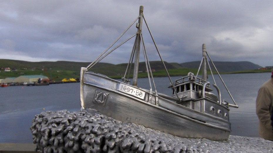 On top of the memorial to the Shetland Bus convoys is a model of one of the fishing boats used in the Shetland Bus operation. 