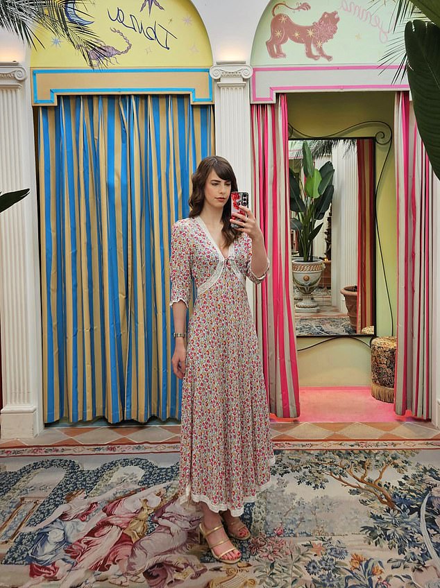 Expertly cut to flatter the figure, the Amina dress features a delicate pansy print and a lace trim