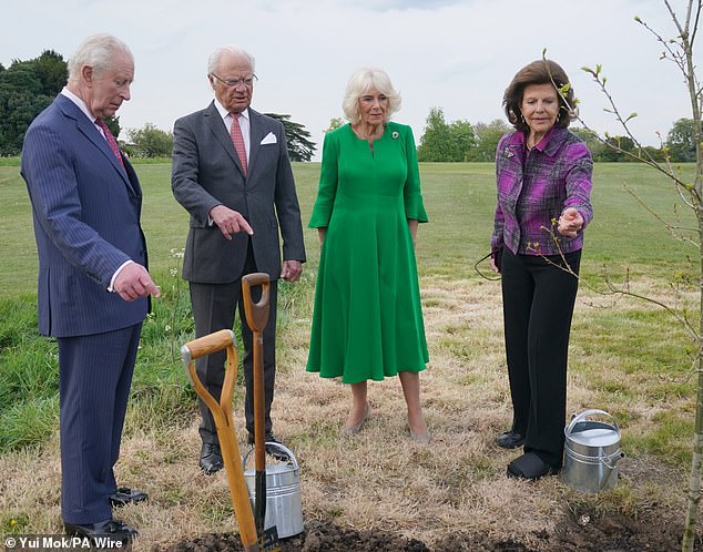 Charles, Carl, Camilla, and Silvia chatted after planting the tree on one of the hottest days of the year so far