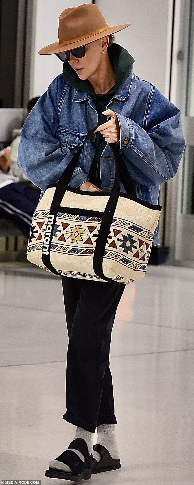 Charlize matched this with a pair of loose fitting black track pants which she had rolled up to the ankle