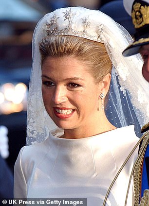 Queen Maxima created the Dutch Star Tiara for her wedding in 2002 by customising a diamond festoon base from the Pearl Button Tiara, replacing the pearl accents with sparkling diamond stars