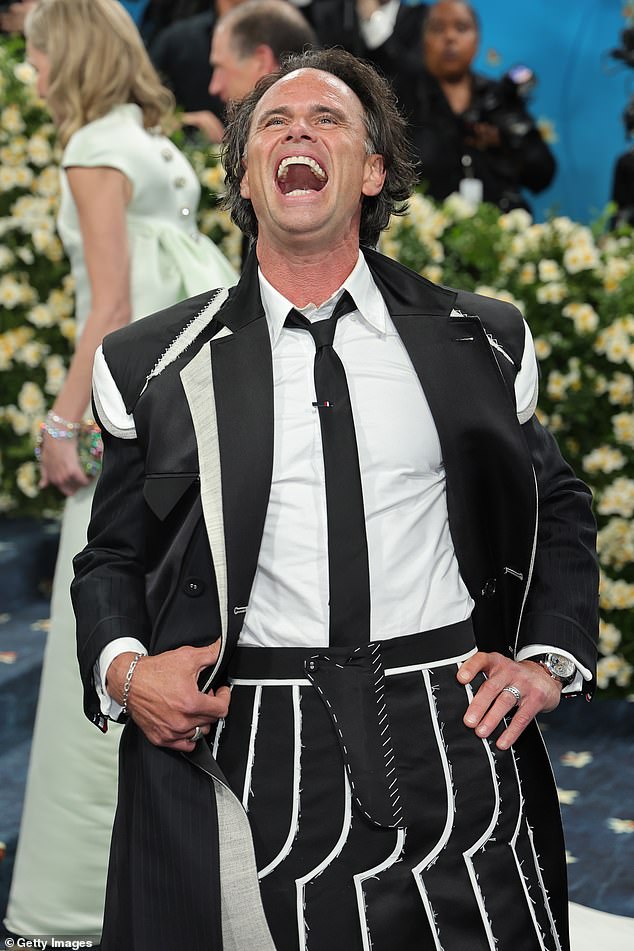 The intriguing deconstructed — or pre-constructed — design gave fans a glimpse into the process of tailoring a bespoke suit, as the suit had what looked like the initial stitches on the skirt and jacket that a tailor would create before removing them for the final fitting