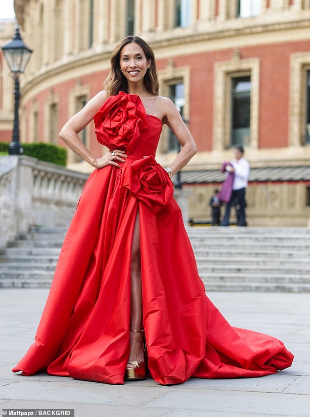The singer displayed her toned frame in the thigh-high split gown, adorned with huge bow detailing