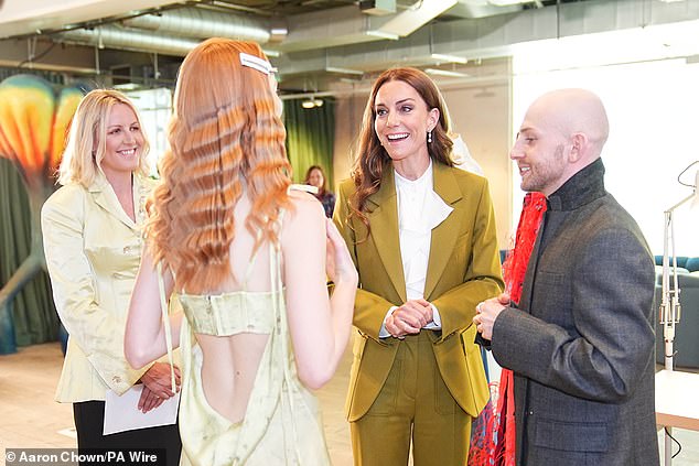 Kate, sporting her long chocolate tresses in relaxed waves, was the image of sophistication in a power suit