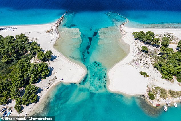 Known as Greece's own 'Blue Lagoon', Port Glarakavos Beach is ideal for families who want to unwind with easy access to safe shallow waters