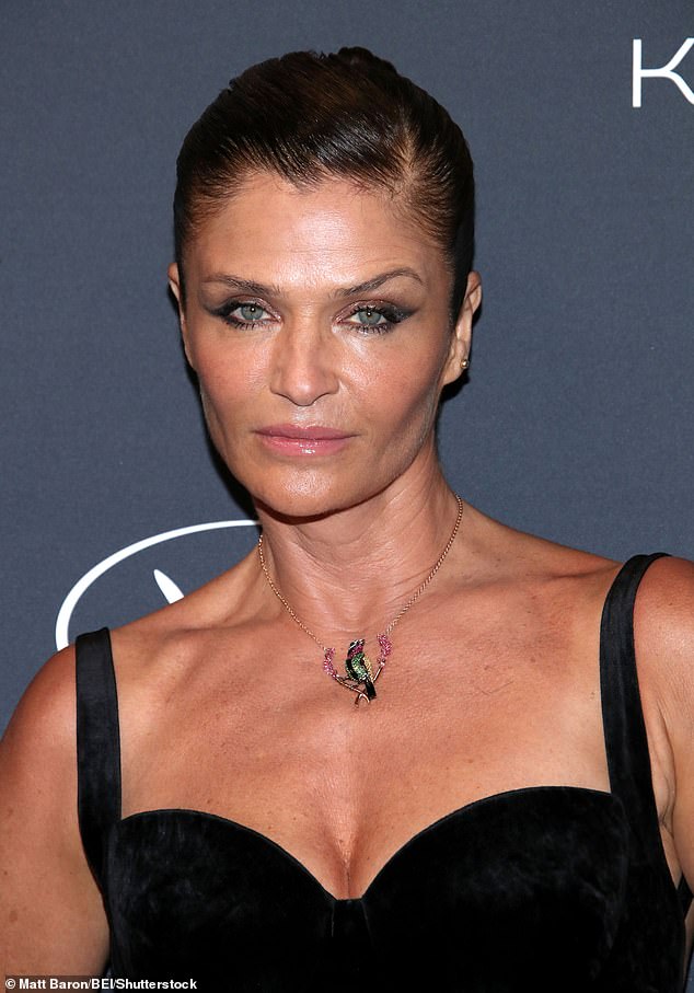 She went for a smokey eye make up look to accentuate her green eyes, adding a touch of colour to her outfit