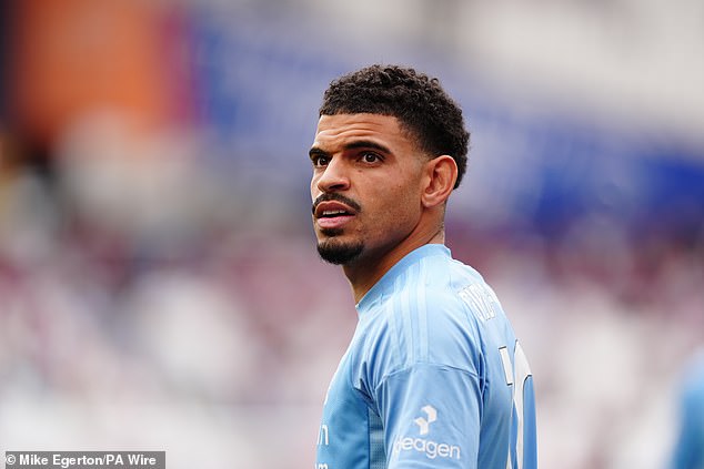 Carragher's inclusion of Morgan Gibbs-White raised debate with Neville, who disagreed with the central midfielder's inclusion on the wing - as presenter Dave Jones played peacekeeper