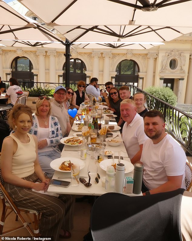 Returning to the luxurious holiday spot with her whole family, the couple smiled for a photo together during dinner