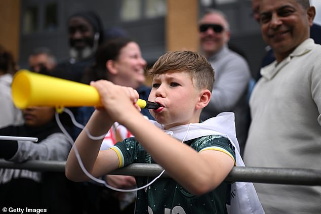 Fans waved flag and chanted 'Oh when the Spurs go marching in' and 'Johnson again, ole ole'