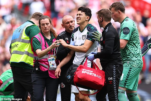 Sunderland's Luke O'Nien was forced off injured after dislocating his shoulder in a tangle